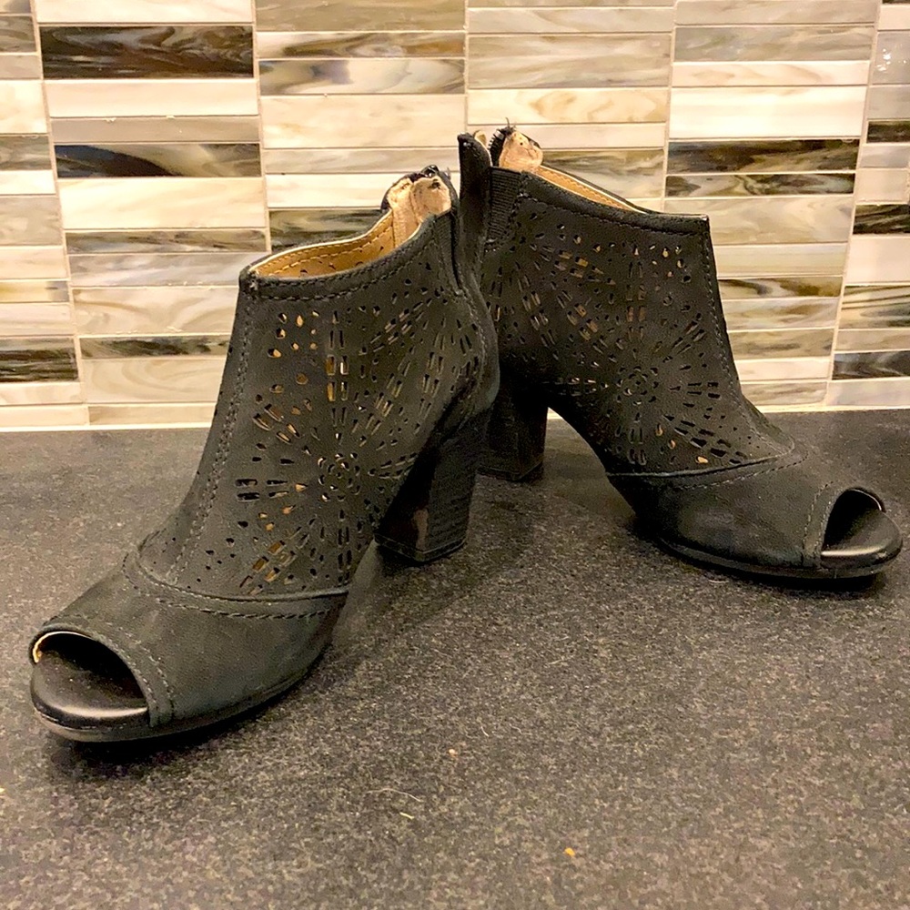 Earth black bootie size 7